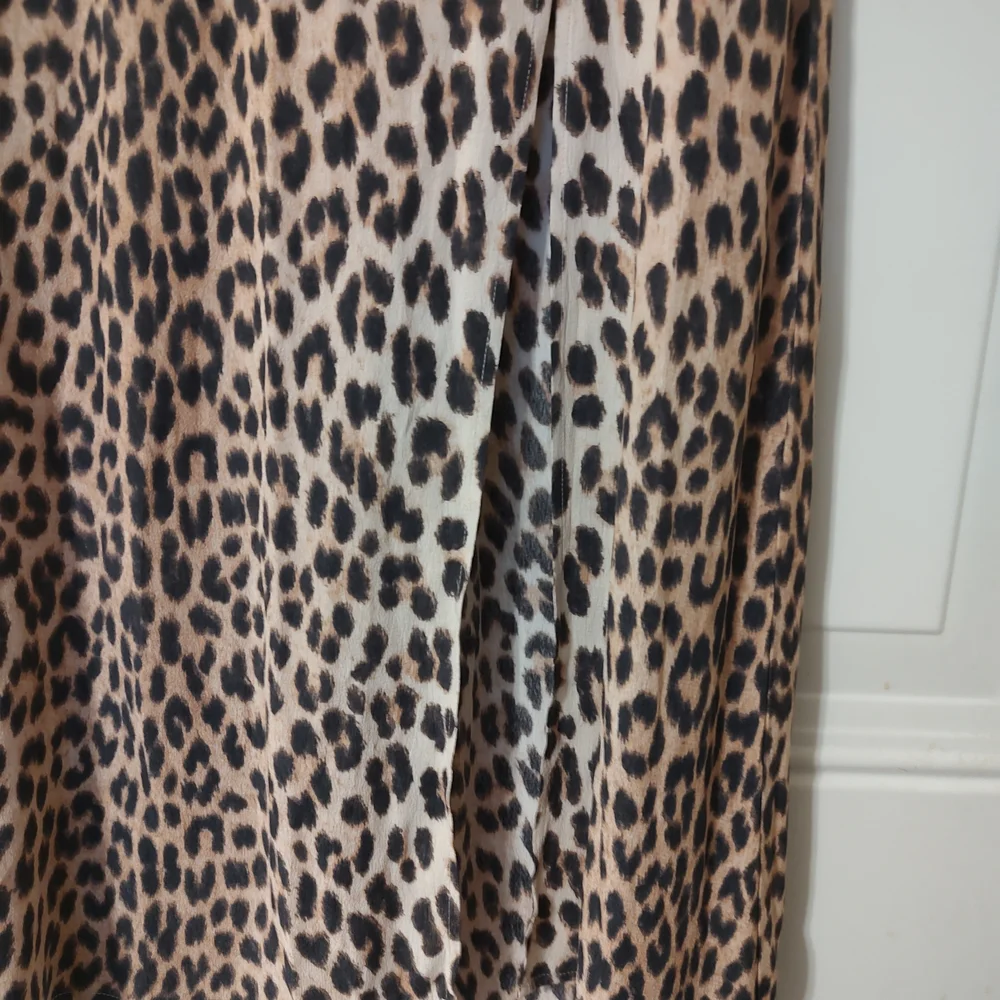 H&M Leopard Print Midi Skirt in Tan and Black - Picture 3 of 8
